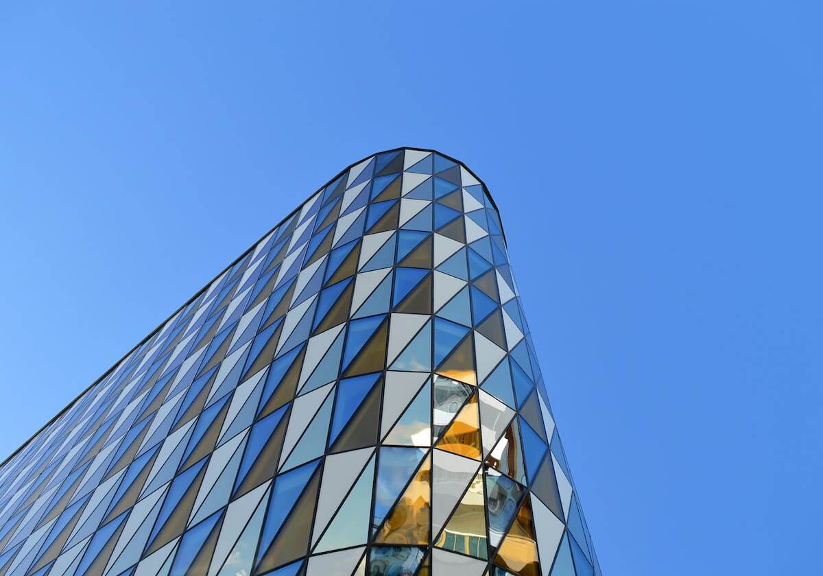 手机游戏的城市夜景：在指尖点亮的日常乐章